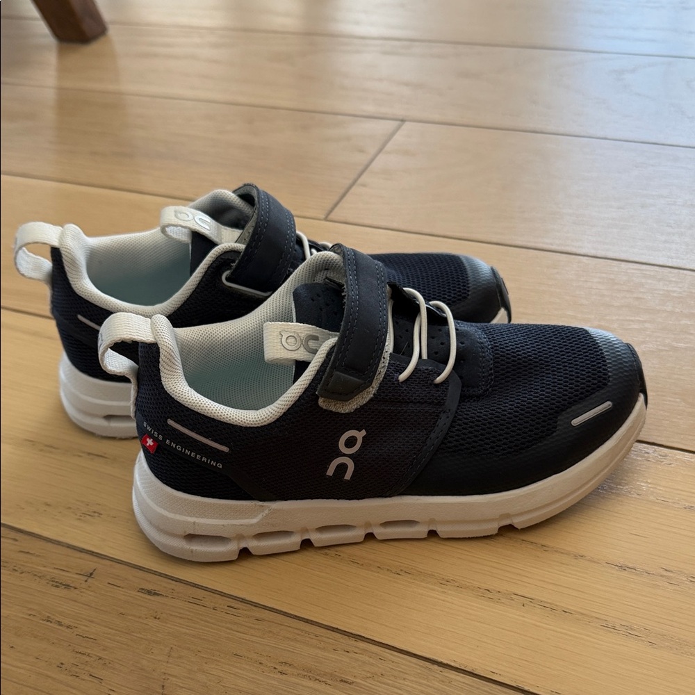 On Running Kids Navy and White Cloud Sneakers with Hook-and-Loop Strap